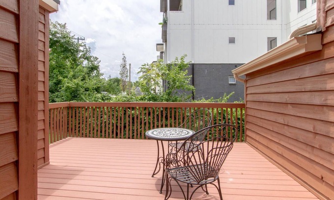 West End Condominio | WestEnd Ave♥Spacious Deck♥Fast WiFi♥WorkSpace♥4 Beds 2.5 Baths♥Free Parking♥Pets