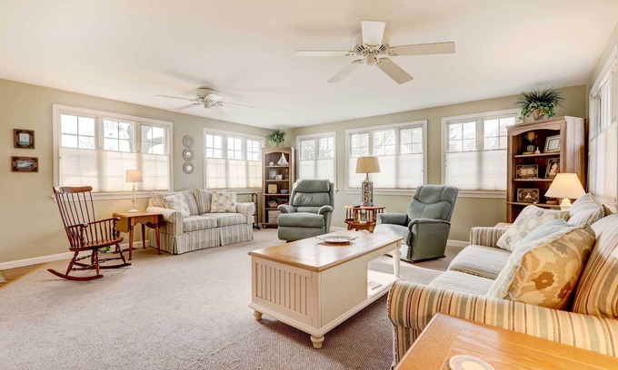 Misquamicut Casa | Westerly Retreat ~ 1/4 Mi to Private Beach!