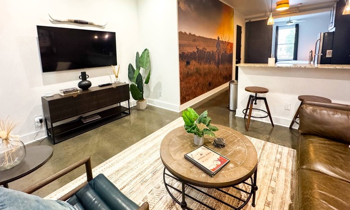 West End Condominio | Western World | Stay Near Vandy and Centennial Park on West End, 10 min to Broadway