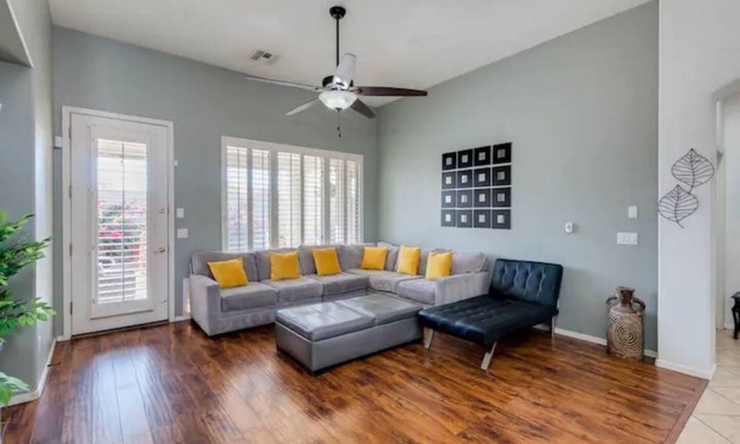 Rovey Farm Estates Casa | WESTGATE/DIMOND CASINO/GREAT LOCATION