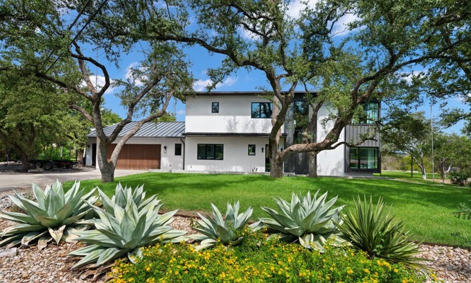 Westlake Highlands Apartamento | Westlake Luxury Home w/ Pool, Hot Tub and Game Room