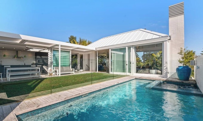 Westmere Apartamento | Westmere Luxury | w Pool | by Furnished Rentals