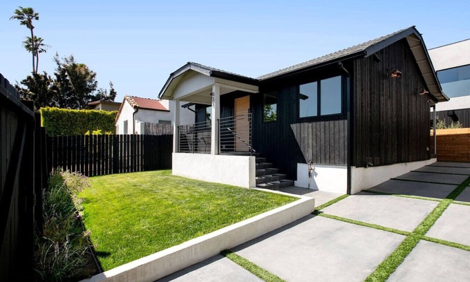 Venice Casa | Westminster Bungalow - Front House with Private Entrance
