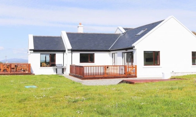 Westport Casa | Westport 5-star Rental With Stunning Views- Sleeps 13