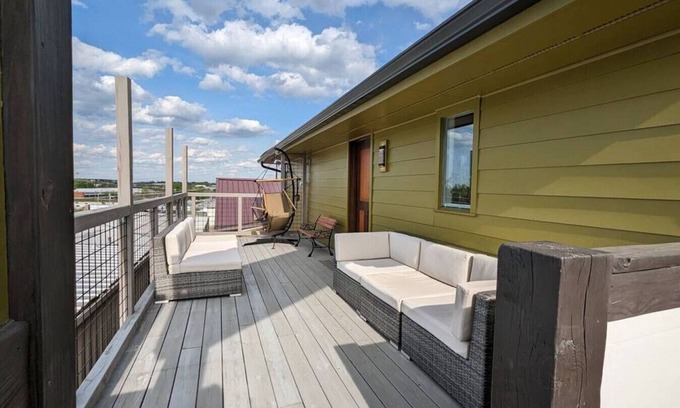 Berry Hill Apartamento | WestWood Shed Balcony-Berry Hill of 8th by Geodis