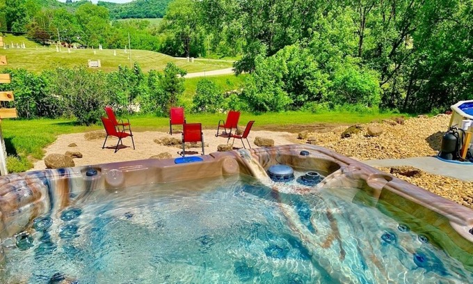 Lansing Cabina | Wexford Hollow Lodge w/ Hot Tub Jacuzzi & Pool