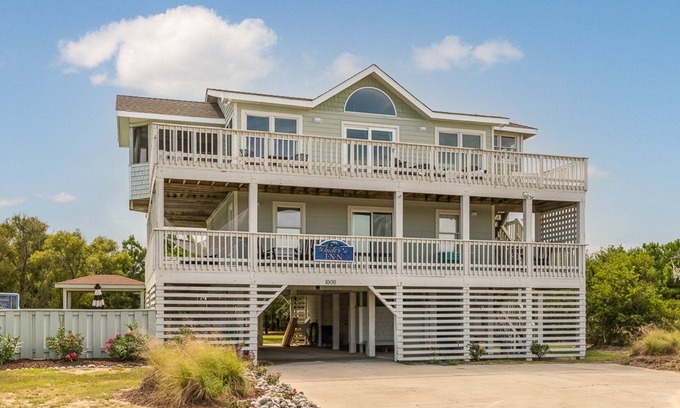 Whalehead Beach Casa | Whaler's Inn - C7928. Oceanside, Pool, Hot Tub, Pets Allowed
