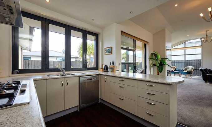 Kaikoura Casa | Whanau Retreat - Beautiful Home, Sunshine on McRae