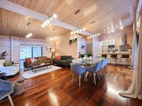 Kinloch Casa | Whare Puwaha - River Mouth House