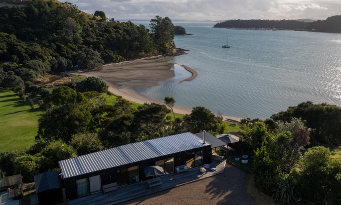 Omiha Casa | Wharetana Bay Villa - Wharetana Bay Villa is a luxury one-bedroom, one-bathroom villa with an attached one-bedroom, one-bathroom sleepout making the property perfect for two couples or small family groups.