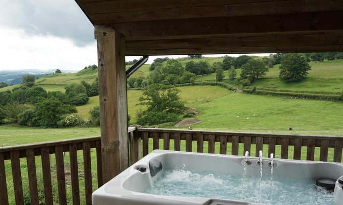 Llanfyllin Casa | Wheat Cottage - 5* Cyfie Farm with private covered hot tub