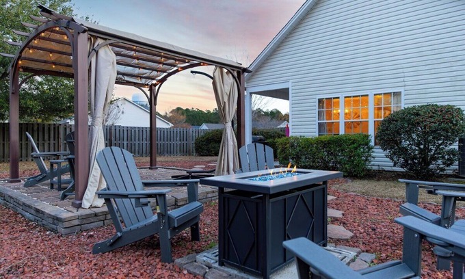 Murraysville Casa | Wheatfields Home · Amazing Location+Fire Pit+Games| Backyard Bungalow