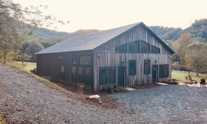 Cullowhee Casa | Whee Farm Refuge in the Smokies: Spacious 1 BR/1 Bath Barn Apartment