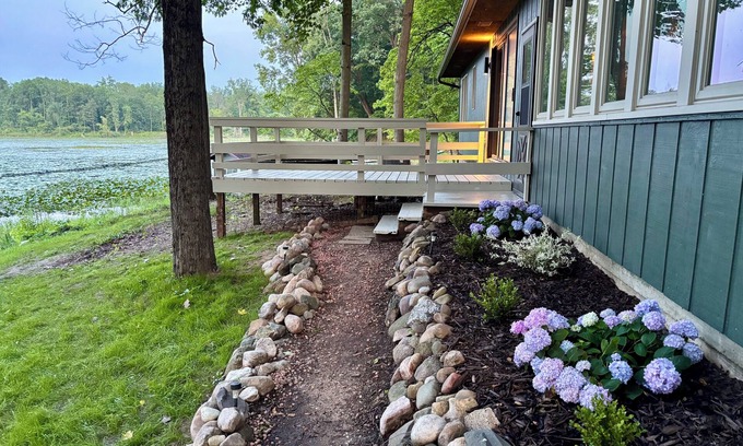 Three Rivers Casa | Where Convenience meets Cozy: The Lily Pad lakefront house in Three Rivers.