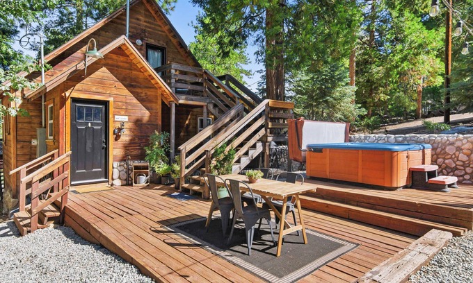 Pine Cove Cabina | Whimsical Cabin *Spa, Fireplace, Pet Friendly*