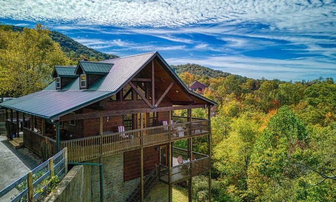 Wears Valley Cabina | Whiskey's mountain lodge, Mtn Views, Game Room, $1089 FREE tickets each paid day