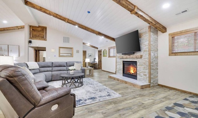 Lake Harmony Cabina | Whisky Pines Retreat in Lake Harmony w/ Outdoor Firepit, Gazebo, Kid-Friendly!