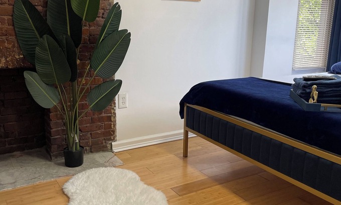 Downtown Newark Apartamento | Whisper City Love A 30 min Electrifying Escape near NYC's Pulsating heart!