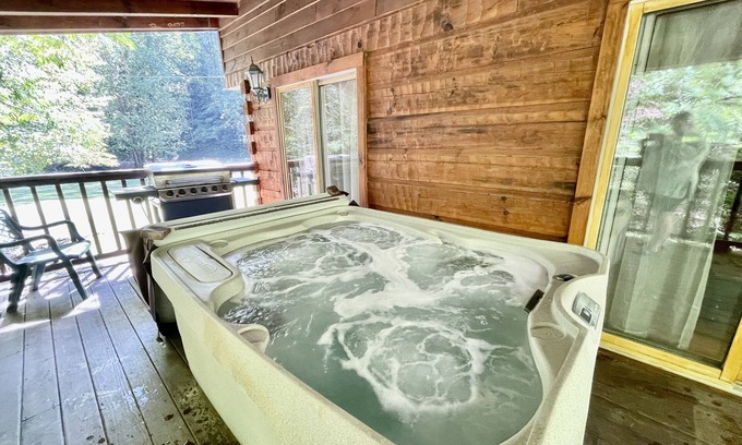 Townsend Cabina | Whisper Creek (2-Bedroom Cabin) - Pets Allowed by RedAwning