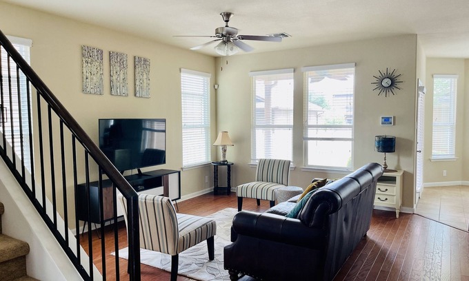 Round Rock Original Plat Casa | Whisper Dreams Retreat- cozy3BR retreat~big yard~bring pets~near Kalahari~DT ATX