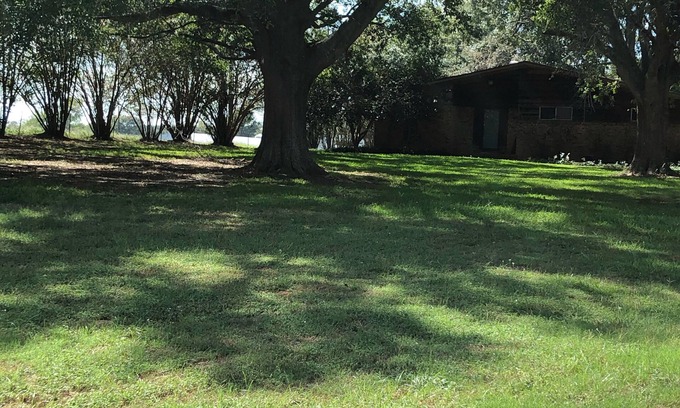 Woden Casa | Whisper Oaks 15 millas al coliseo SFA. Tranquilo y enclavado en el campo.