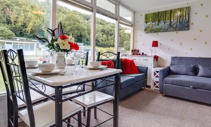 Llanllwchaiarn Chalet De Esquí | Whispering Creek in the beautiful New Quay