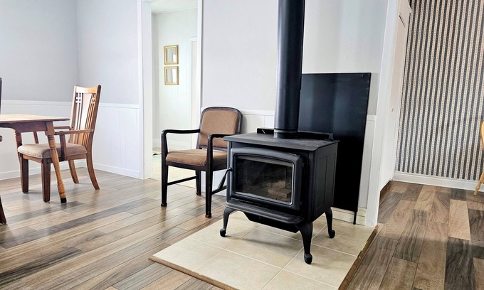 Charlotte's Shore Otro | Whispering Meadows Manor is a 4 bedroom 1.5 bath country home