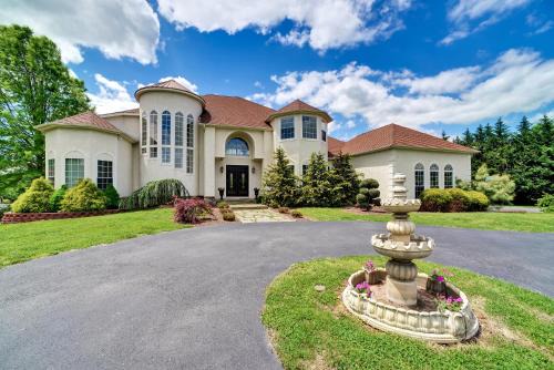 Bear Casa | Whispering Oak Mansion