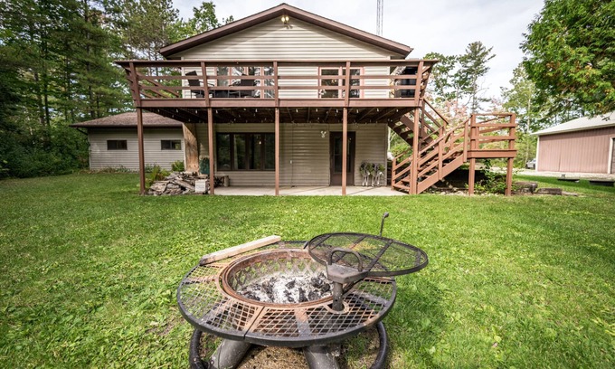 Sturgeon Bay Casa | Whispering Pines By The Bay, quiet seclusion near water and town