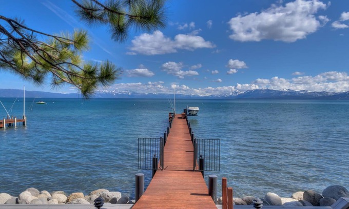 Tahoe City Casa | 4 BR Lakefront w / Hot Tub, mesa de billar, muelle y boya