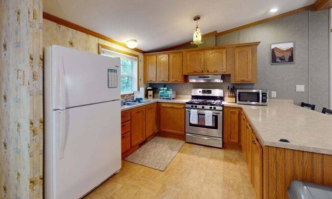 Brandon Casa | Whispering Pines – Enjoy wildlife in this charming, well-kept home, perfect for a relaxing retreat