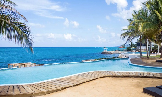 Tower Isle Condominio | Whispering Seas Luxury Condo
