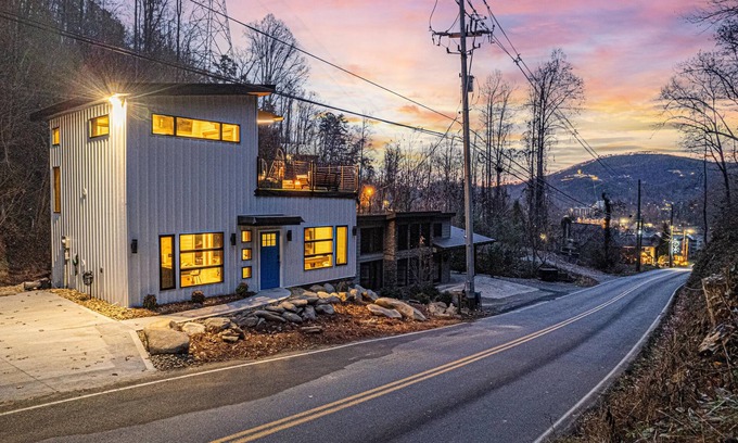Gatlinburg Chalet De Esquí | Whispering Waters Chalet - A Modern Haven by the Creek