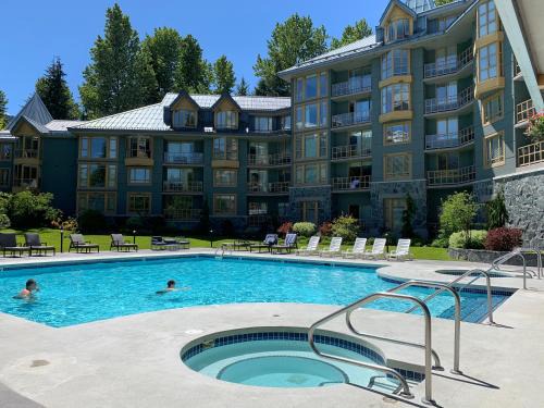 Village North Hotel | Whistler Cascade Lodge suite WIFI cable TV 2 hot tubs pool gym sauna bike & ski storage room
