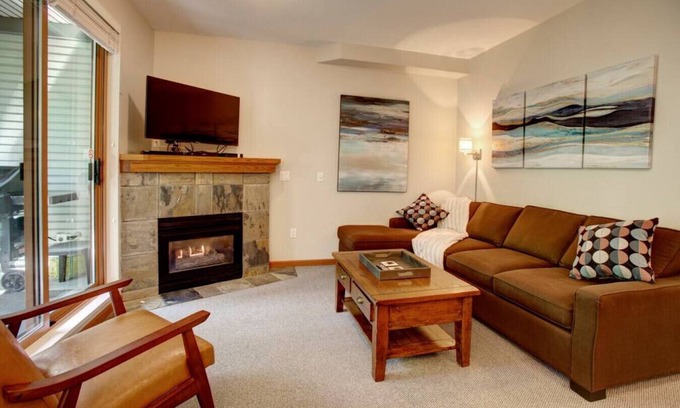Whistler Cay Heights Condominio | Whistler Village 2BR:Sleeps 6, Hot Tub & Pool Patio+ BBQ,Free Parking &Walk to Everything!