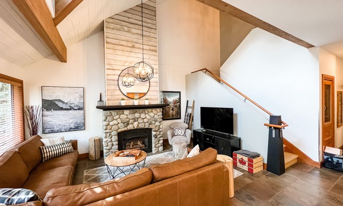 Village North Casa | ¡La mejor casa de pueblo ejecutiva de cuatro habitaciones de Whistler Village con bañera de hidromasaje privada!