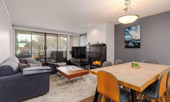 Village North Apartamento | Whistler Village Retreat, Private Hot Tub & Sauna