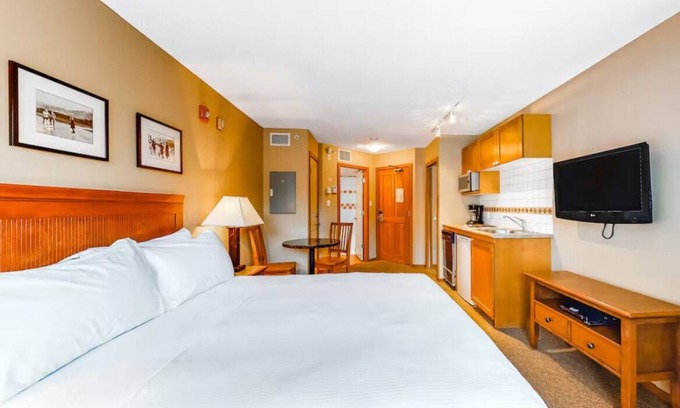 Whistler Cay Heights Apartamento | Whistler Village studio with pool and hot tub, walk to lifts