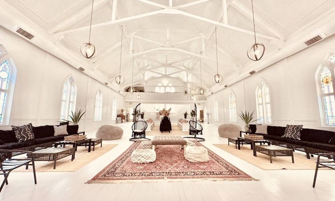 East Side Casa | White Bohemian Mansion - Hot tub 9 bedrooms 5 baths