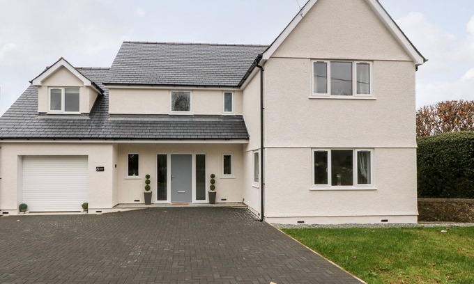 Amlwch Casa | WHITE BULL HOUSE, family friendly, with a garden in Amlwch