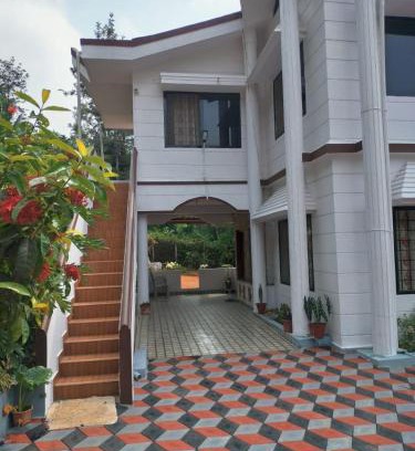 Madikeri Apartamento | White bunglow coorg