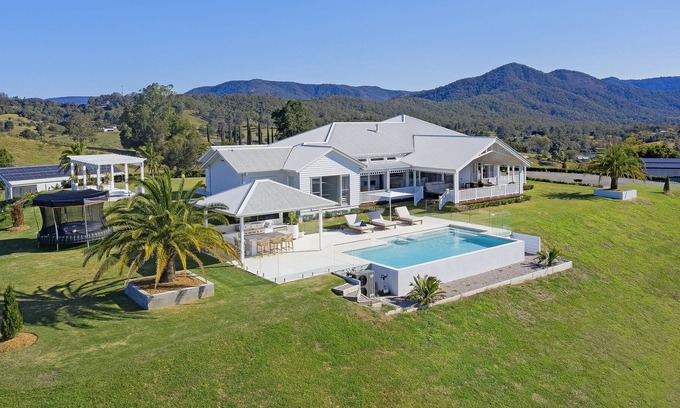 Mount Samson Casa | White Crystal, Mount Samson