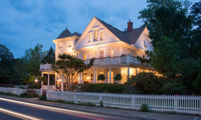 Historic Downtown Manteo Cama Y Desayuno | White Doe Inn