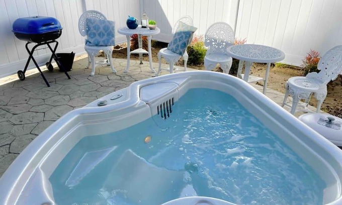 Ahwahnee Casa | White Feather Suite Hot Tub Private Sleeps 2