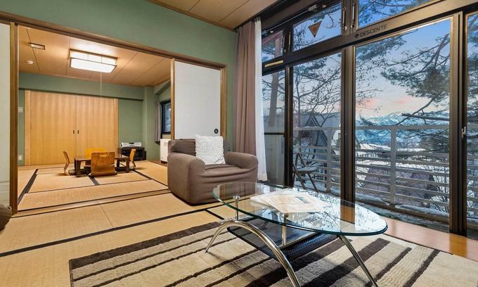 Echo Land Hotel | White Horse Hotel