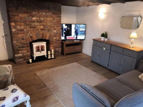 Bryncethin Casa | White House Cottage. Dogs welcome. Entire house.