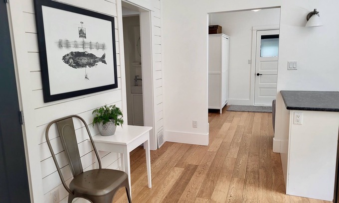 Salmon Arm Casa | White House - Entire downtown cottage