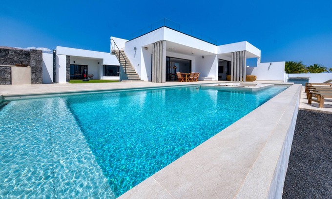 Puerto Calero Villa | White House - Hoguera y piscina privada By Lanzarote Vacation Homes