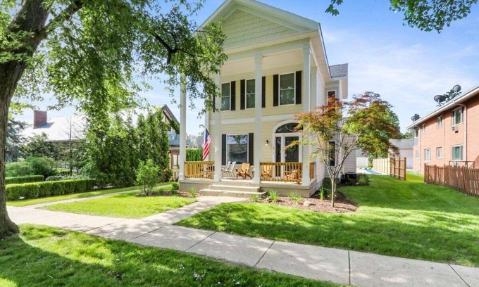 Lake Geneva Casa | White House on Wisconsin-Main House |Renovated Colonial Revival |Steps to Horticultural Hall |Prking