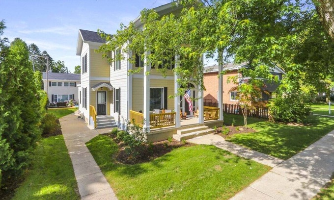 Lake Geneva Casa | White House on Wisconsin-Entire Property |Renovated Colonial Revival |Horticultural Hall |Sleeps 20